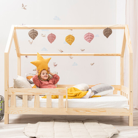 Auf dem Foto: Alice :) und Kinderbett Hausbett Meli 160x80cm mit Geländer (Variante 2) und 10 cm hohen Beinen